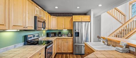 Geladeira, micro-ondas, fogão, cooktop