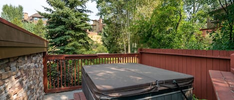 Tina de hidromasaje al aire libre