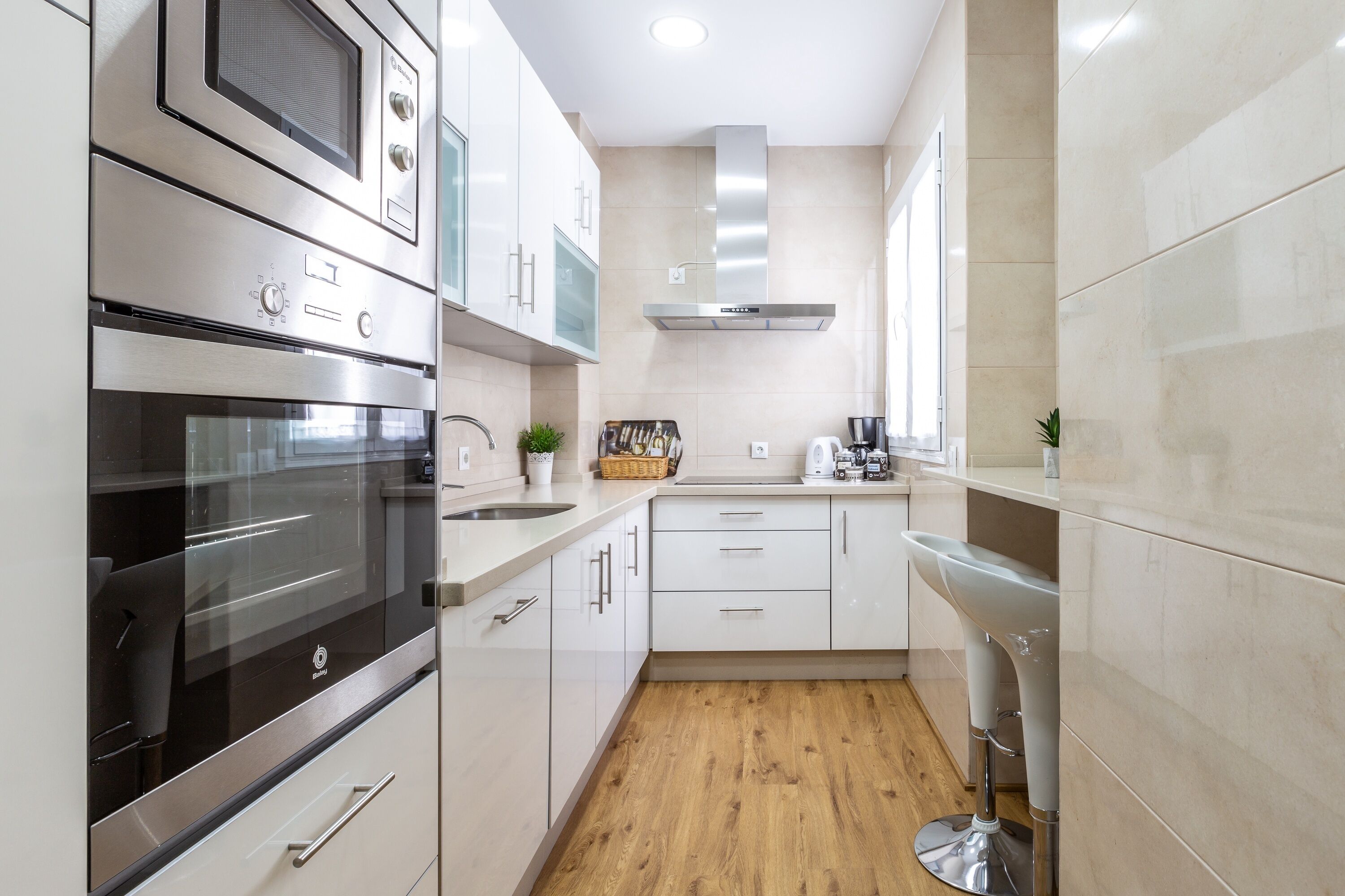 Jääkaappi, mikroaaltouuni, uuni, liesi