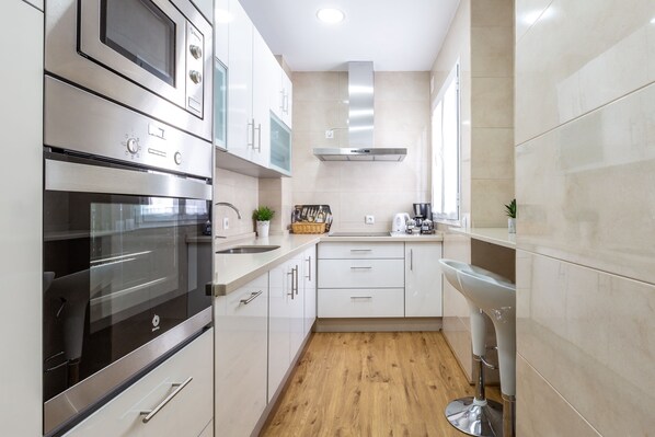 Kühlschrank, Mikrowelle, Ofen, Herdplatte