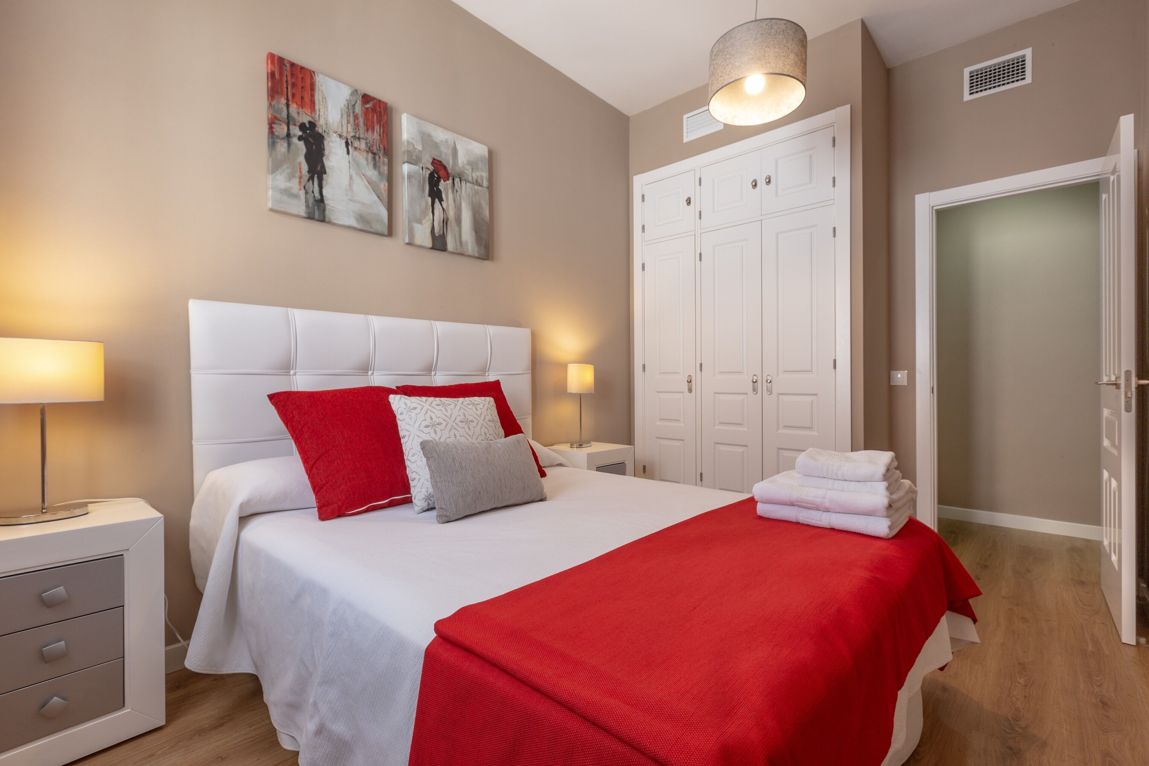 3 室のベッドルーム、アイロン / アイロン台、WiFi (無料)、ベッドシーツ