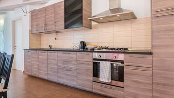Fridge, oven, stovetop, electric kettle