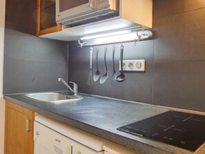 Cafeteira/chaleira, geladeira, micro-ondas, lava-louças