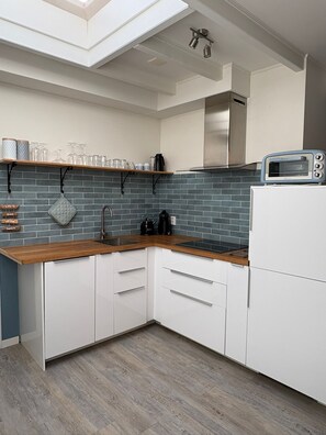 Fridge, oven, stovetop, dishwasher