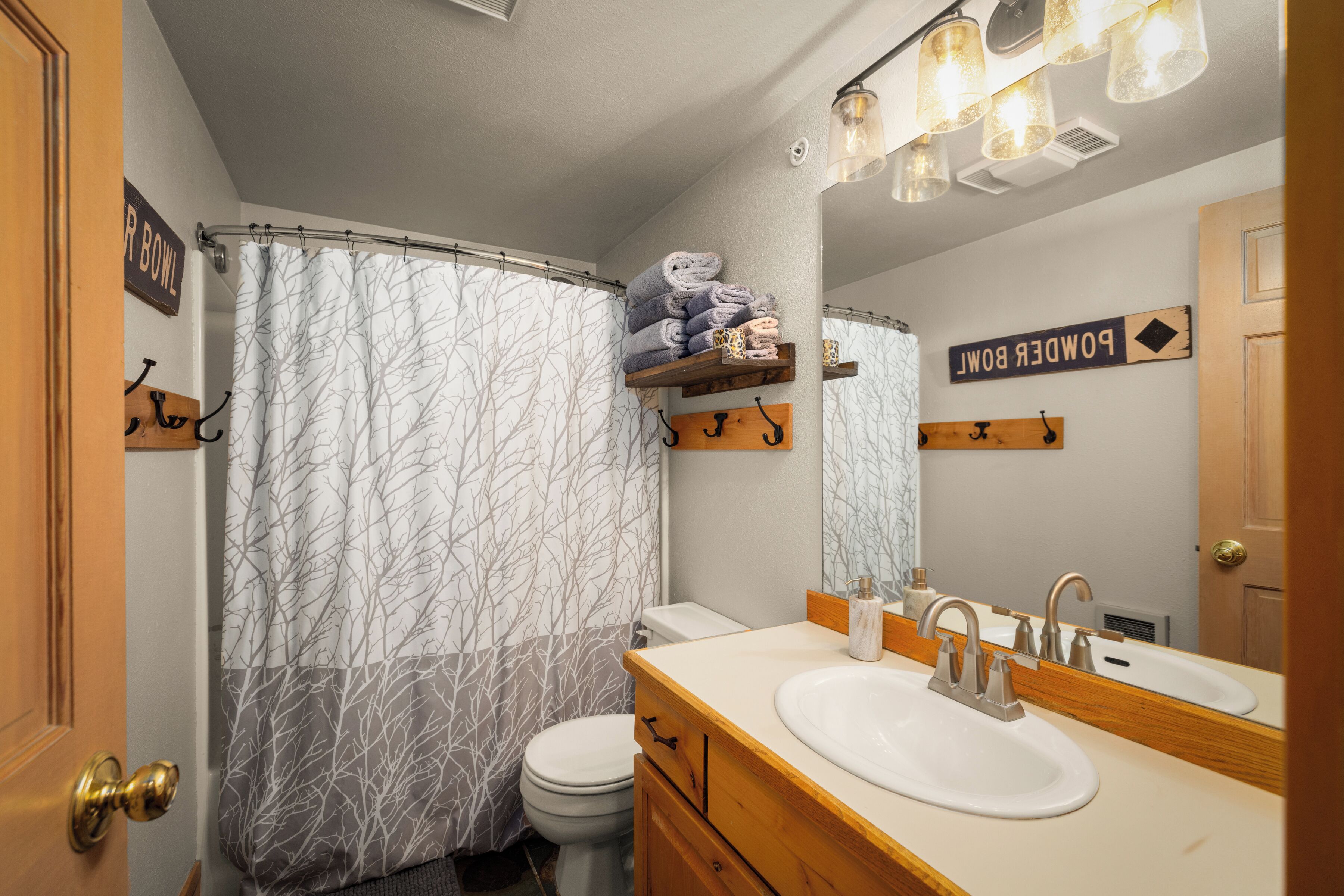 Ensemble douche/baignoire, sèche-cheveux, serviettes fournies