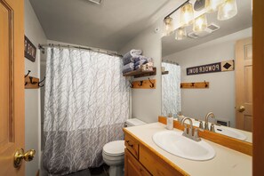 Badkar/dusch, hårtork och handdukar