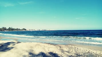 在海灘附近、躺椅、沙灘巾