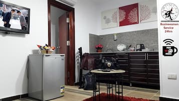 Peti sejuk mini, ketuhar gelombang mikro (atas permintaan)