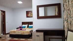 เครื่องนอนระดับพรีเมียม, เตียงพร้อมฟูกเสริมที่นอน, มินิบาร์, โต๊ะทำงาน