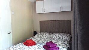 2 bedrooms, WiFi, bed sheets - Fully furnished chalet for 4 people (Ahrbrück)