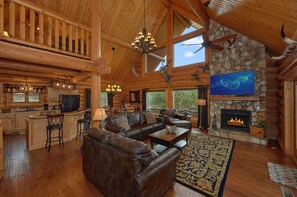 Smart TV, fireplace, video games, ping pong - Mountaintop Paradise, Mountain Views! Hot Tub, Pool Table, Pigeon Forge Cabin (Sevierville)