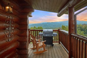 Property grounds - Mountaintop Paradise, Mountain Views! Hot Tub, Pool Table, Pigeon Forge Cabin (Sevierville)