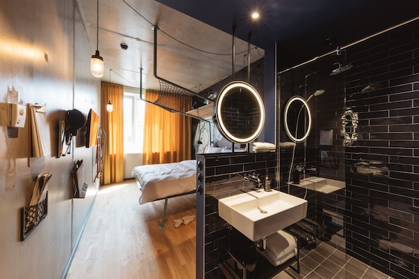 Habitación doble estándar | Ropa de cama de alta calidad y caja de seguridad en la habitación