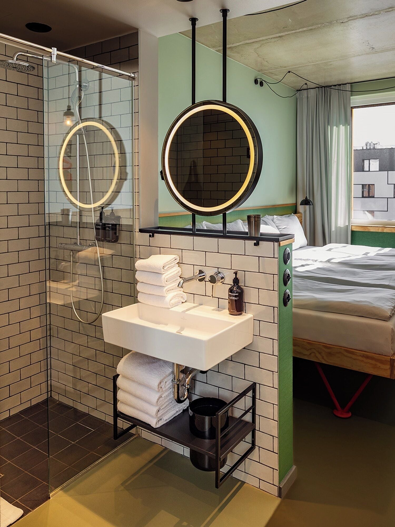 Kamar Quadruple Comfort | Kamar mandi | Shower, pancuran hujan, perlengkapan mandi gratis, dan pengering rambut