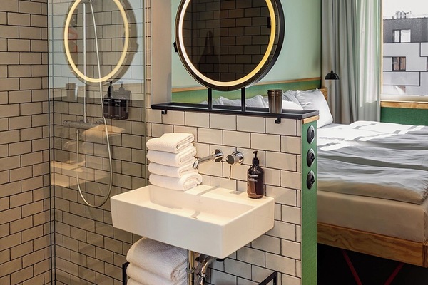Kamar Quadruple Comfort | Kamar mandi | Shower, pancuran hujan, perlengkapan mandi gratis, dan pengering rambut