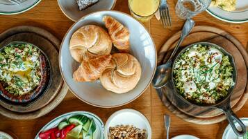 Desayuno buffet todos los días (EUR 25 por persona)