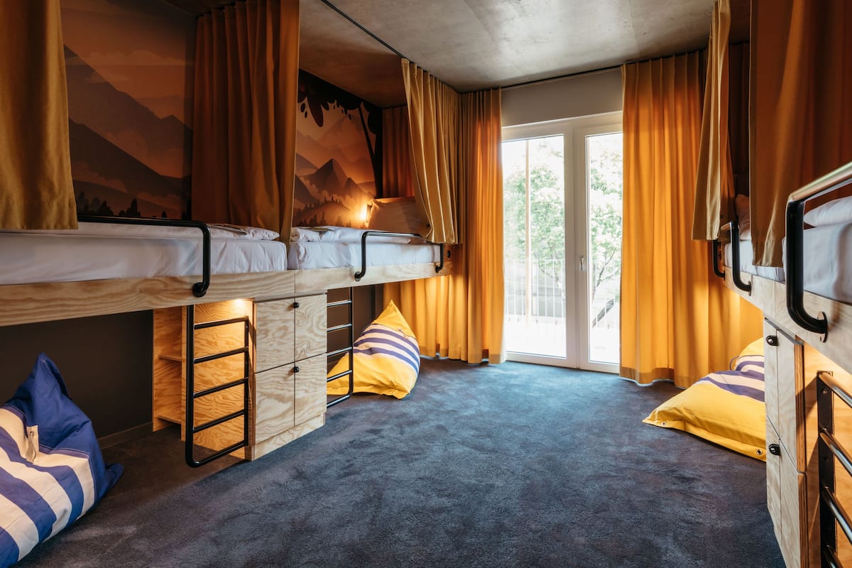 Habitación cuádruple | Ropa de cama de alta calidad, caja fuerte, wifi gratis y ropa de cama