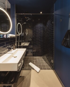 Shower, rainfall showerhead, free toiletries, hair dryer - Superbude Wien Prater (Vienna)