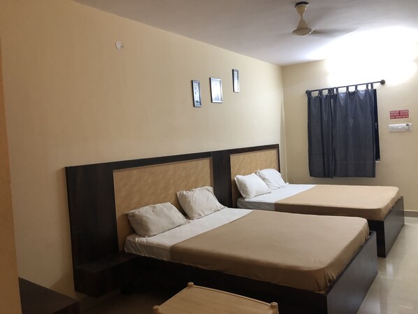 Familien-Vierbettzimmer | Laptopgeeigneter Arbeitsplatz