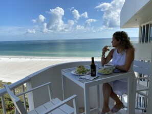 屋外ダイニングエリア