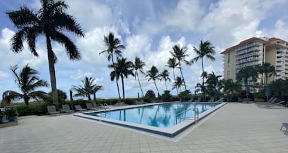 Paradise awaits you - 2/2 Penthouse Condo-Spectacular Beachfront and City Views