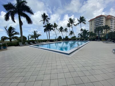 Paradise awaits you - 2/2 Penthouse Condo-Spectacular Beachfront and City Views
