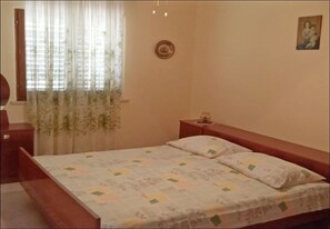 Huoneisto (Two-Bedroom Apartment with Balcony) | 2 makuuhuonetta, vuodevaatteet