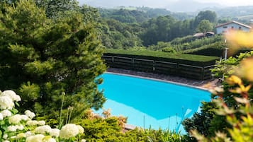 Alberca techada y alberca al aire libre