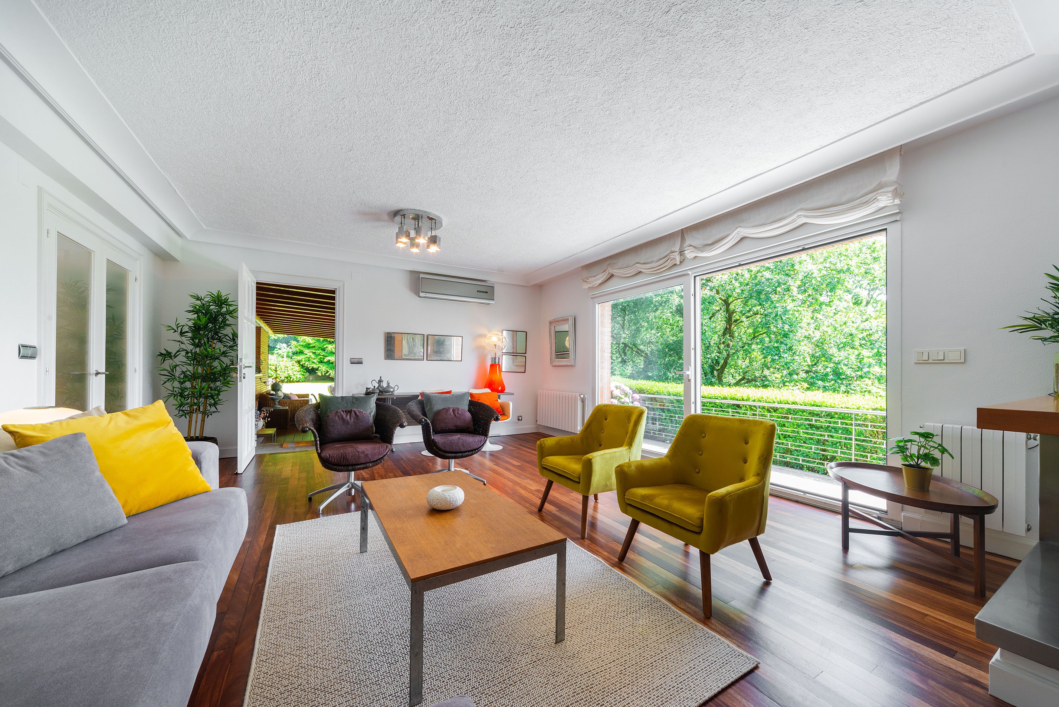 Una televisión, una oficina