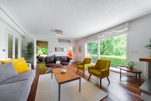 Téléviseur, bureau