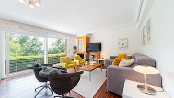 Een televisie en een kantoor