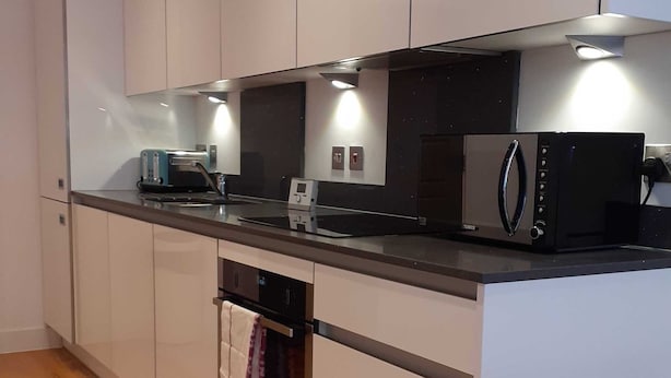 Apartment | Private kitchen - Icon Brentwood City Apartment (Brentwood)