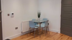 Apartment | In-room dining - Icon Brentwood City Apartment (Brentwood)