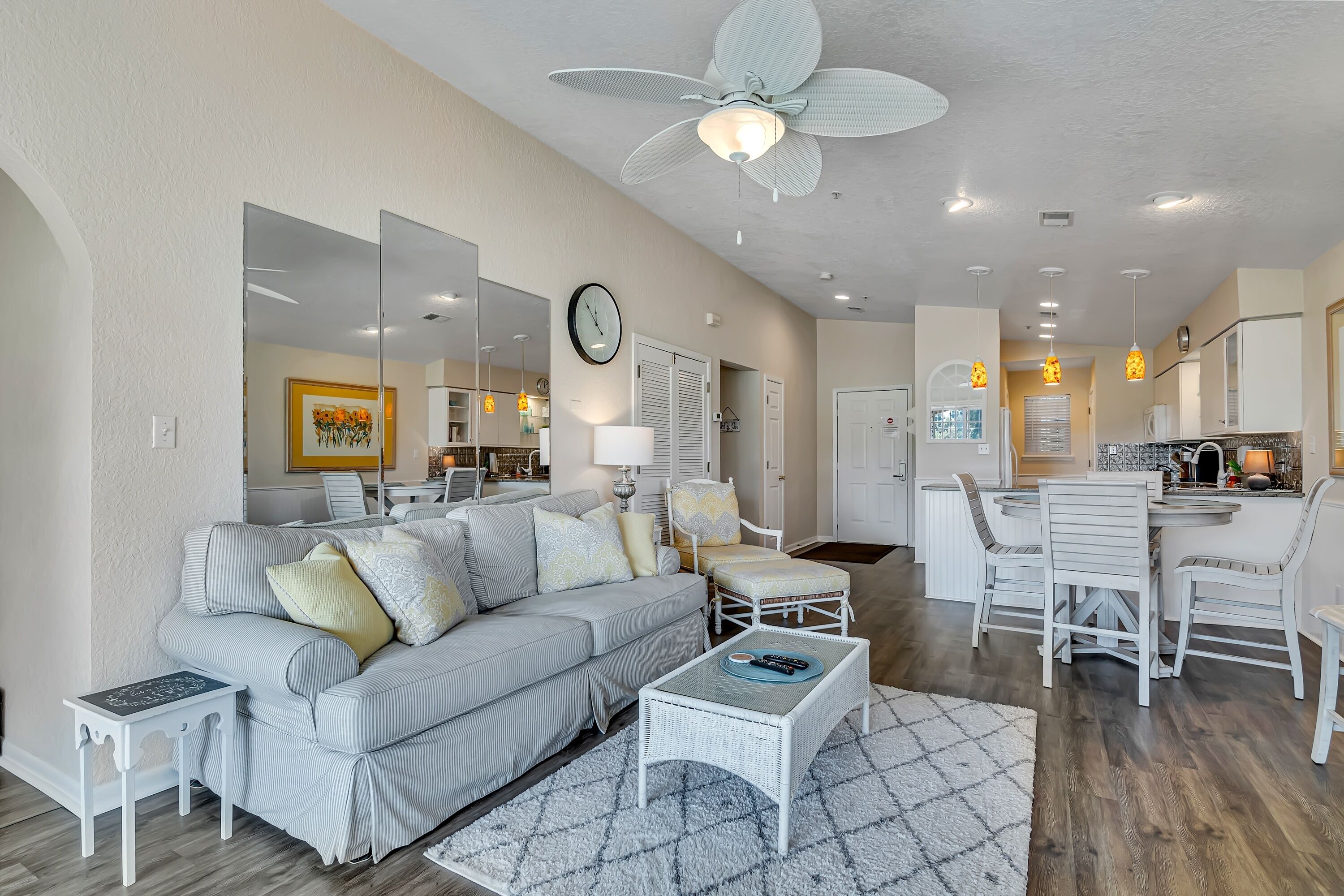 Apartamento, 2 habitaciones | Sala de estar | Una Smart TV