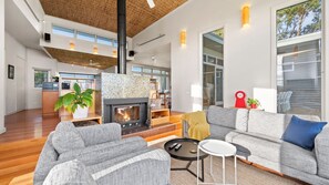 TV, fireplace, DVD player, music library - Kyarra - Free wifi, open fire, close to everything (Aireys Inlet)