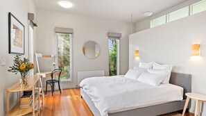 4 bedrooms, desk, WiFi, bed sheets