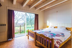 3 bedrooms, WiFi, bed sheets