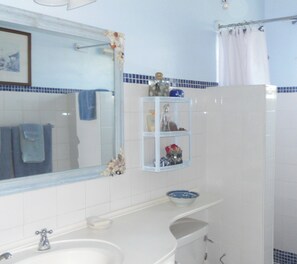 Shower, hair dryer, towels, soap - Comfortable & spacious one bed westcoast apartment, near shops, beach and pool.  (St. James)