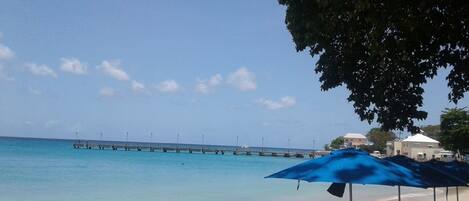Chaises longues, serviettes de plage