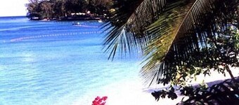 Comfortable & spacious one bed westcoast apartment, near shops, beach and pool. 