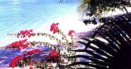 Comfortable & spacious one bed westcoast apartment, near shops, beach and pool.