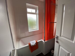 Combined shower/bathtub, free toiletries, hair dryer, towels - Ferndale Place (Luton)