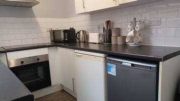 Comfort House | Private kitchen | Fridge, microwave, oven, stovetop