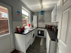 Fridge, microwave, oven, stovetop - Ferndale Place (Luton)