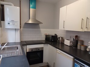 Comfort House | Private kitchen | Fridge, microwave, oven, stovetop - Ferndale Place (Luton)