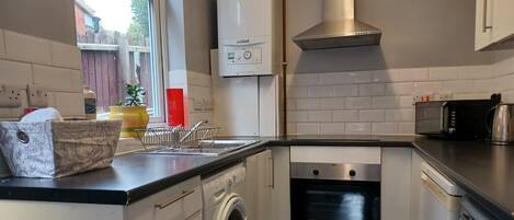 Comfort House | Private kitchen | Fridge, microwave, oven, stovetop