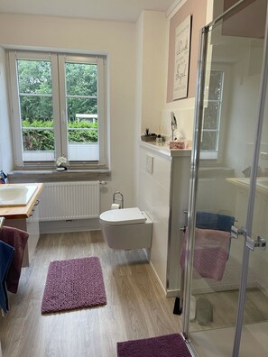 Dusche, Haartrockner, Handtücher, Seife