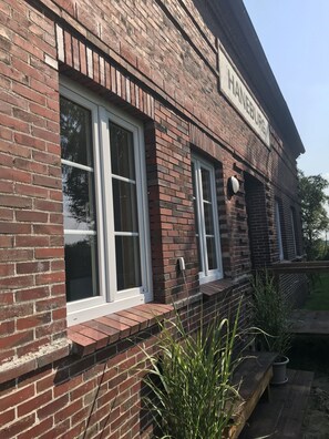 Exterior detail - Gulfhof vacation apartment "Wangerooge" with a view of the nature reserve (Grossefehn)