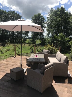 Outdoor dining - Gulfhof vacation apartment "Wangerooge" with a view of the nature reserve (Grossefehn)