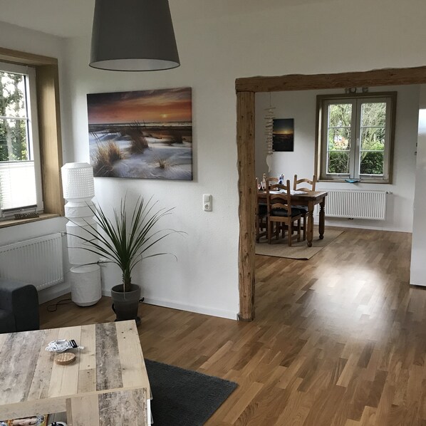 Interior - Gulfhof vacation apartment "Wangerooge" with a view of the nature reserve (Grossefehn)